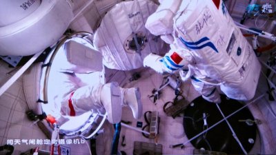 ​为了在太空“走两步”，航天员需要做哪些训练？