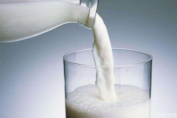 什么时候喝牛奶最好呢 牛奶应该饭前喝还是饭后喝呢