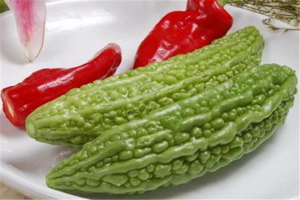 苦瓜什么季节吃最合适 苦瓜哪个部位最苦 苦瓜什么季节吃最合适 苦瓜哪个部位最苦