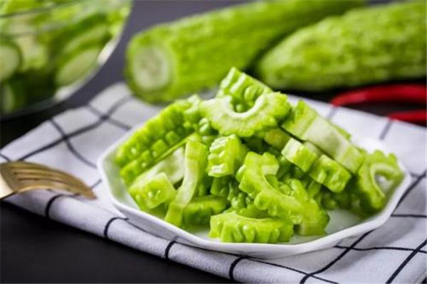 苦瓜什么季节吃最合适 苦瓜哪个部位最苦 苦瓜什么季节吃最合适 苦瓜哪个部位最苦