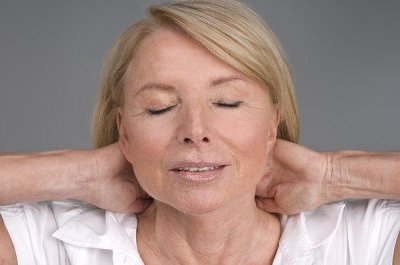 ​脖子颈部不舒服睡不好 自制毛巾枕助好眠