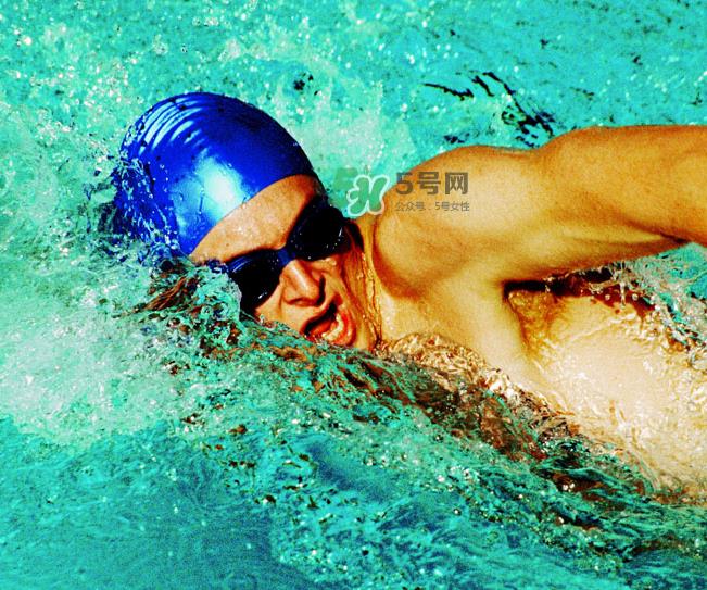 游泳为什么要戴泳帽?游泳戴泳帽的主要原因 游泳为什么要戴泳帽?游泳戴泳帽的主要原因