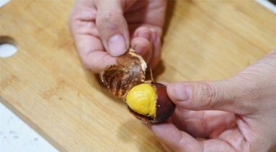​熟板栗怎么去皮最快？煮熟板栗怎么去皮？