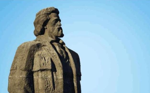 一个男人带着17位女奴隶逃往深山，过了一个世纪，一个帝国重建了