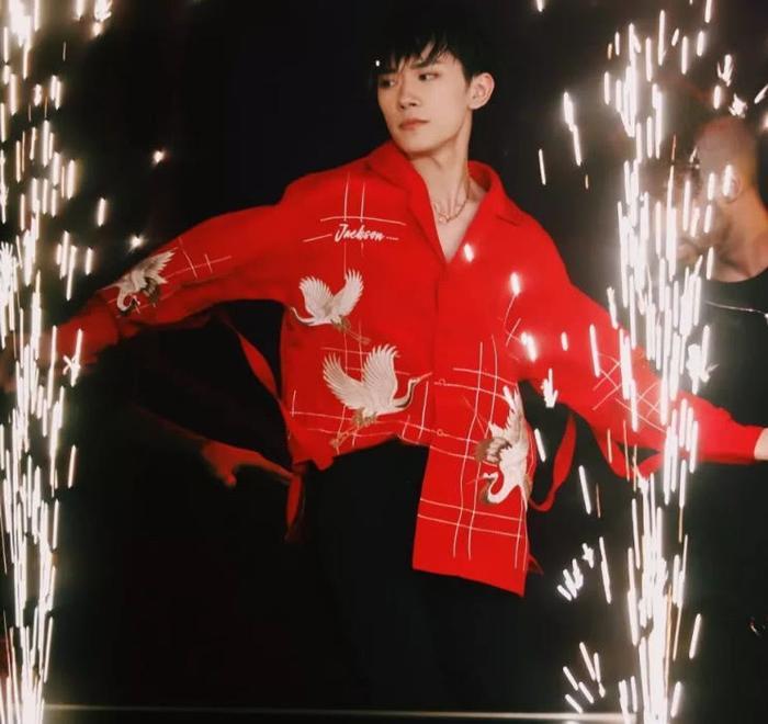 18岁的易烊千玺有八块腹肌，还有腰窝，网友：我崽优秀的可怕