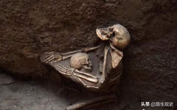 1920年海原地震，有个男孩被火坑烧死半个身子，70多岁时突然失踪