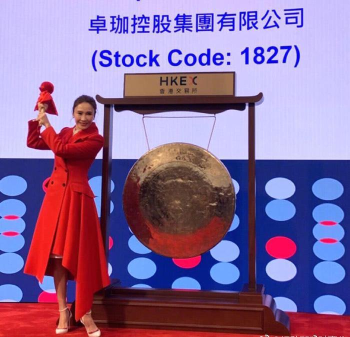 47岁的黎姿近照曝光,身材姣好风韵犹存,可脸部僵硬被质疑整容