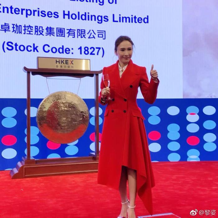 47岁的黎姿近照曝光,身材姣好风韵犹存,可脸部僵硬被质疑整容