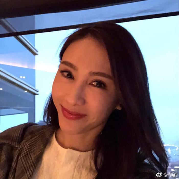 47岁的黎姿近照曝光,身材姣好风韵犹存,可脸部僵硬被质疑整容