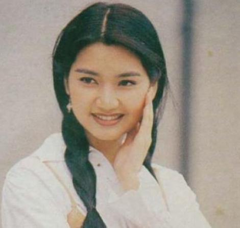 看了洪欣当年的照片，才知道张丹峰为何娶大自己10岁的她