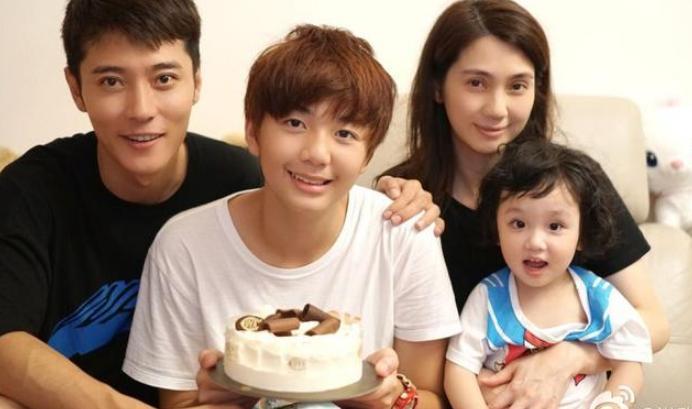 看了洪欣当年的照片，才知道张丹峰为何娶大自己10岁的她