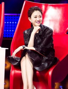 ​剪短发的李小冉好少女，卖萌耍酷样样行，42岁的女人就该这样穿！