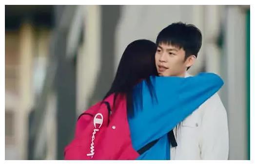 米邵飞事业失意却情场得意?看到他身边的女孩,网友:搭配!