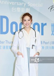 ​邵佩诗，张宝欣穿白大褂化身白衣天使摆听诊pose显调皮鬼马