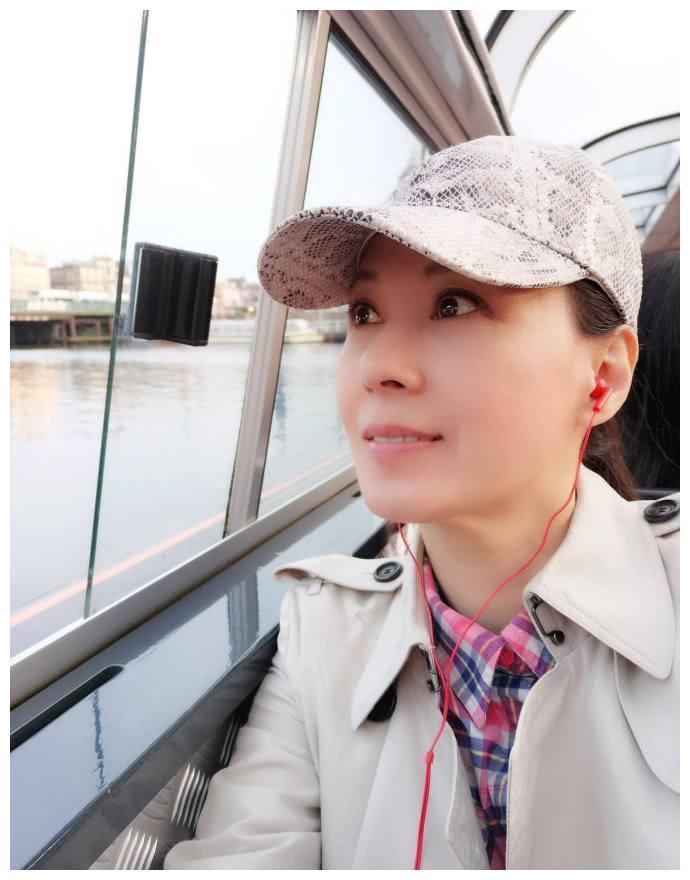 曾红极一时，和前夫试婚一年离婚，如今52岁单身但气质养眼