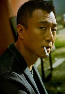 ​为拍戏猛追丁嘉丽，成名后追巩俐，如今身成名就娶小15岁美貌娇妻