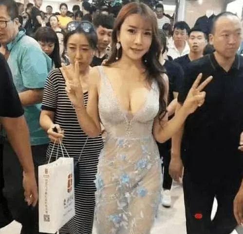 龚玥菲深V到腰“玉兔摇曳”大开眼界，网友：更像奶牛