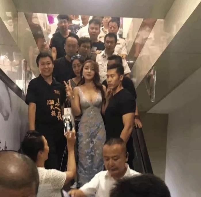 龚玥菲深V到腰“玉兔摇曳”大开眼界，网友：更像奶牛