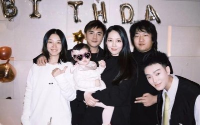 ​二胎实锤？郭碧婷生日派对现场穿“孕妇装”，胖一圈大变样好富态