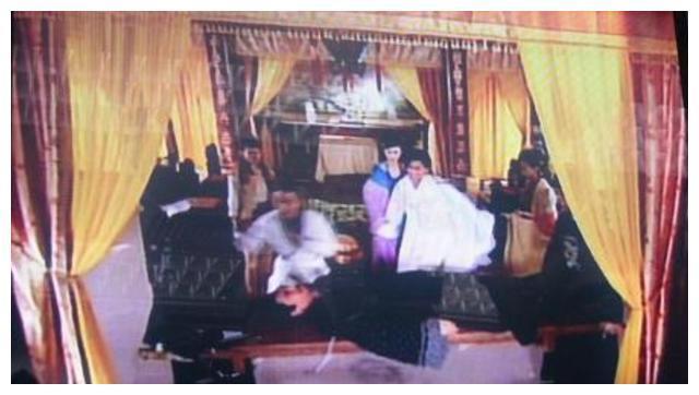 他和谢霆锋曾把人打致入院，后来他为了生计复出，但已沦落成二线