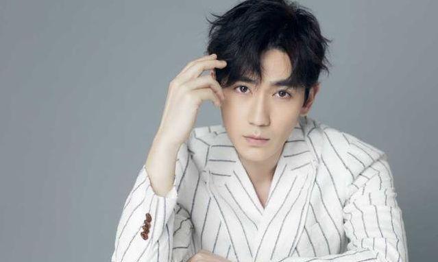 当179的黄晓明撞上180的朱一龙,网友:谎报身高尴尬不