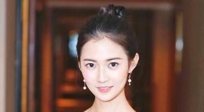 她是科班出身,却沦落到横店当群演,如今被唐嫣一手带火