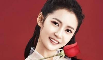 她是科班出身,却沦落到横店当群演,如今被唐嫣一手带火