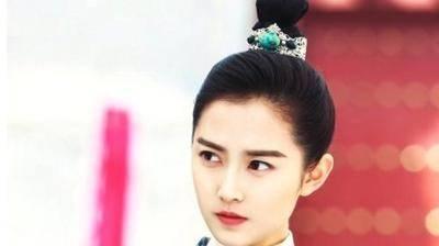 她是科班出身,却沦落到横店当群演,如今被唐嫣一手带火