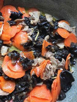 胡萝卜木耳炒肉