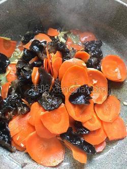 胡萝卜木耳炒肉