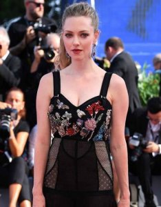 ​她是好莱坞四小花旦之一，11岁成模特，现今艳众人