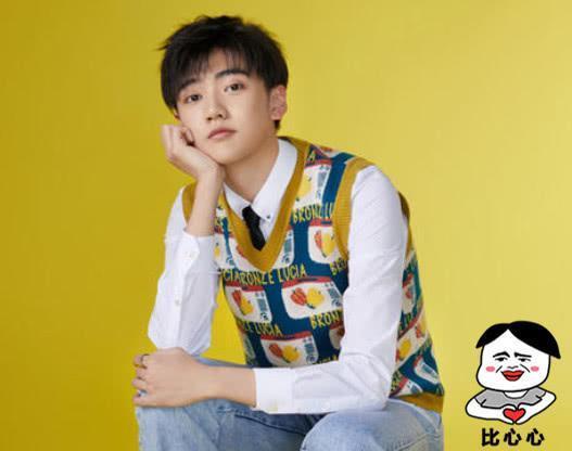 焉栩嘉与蔡徐坤还有这层关系?学生合照曝光后,原谅我“脸盲”了