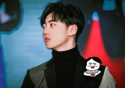 ​焉栩嘉与蔡徐坤还有这层关系？学生合照曝光后，原谅我“脸盲”了