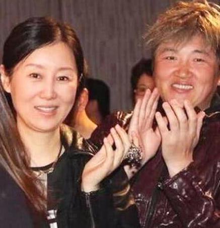 孙楠前妻近照曝光，为儿子复出拍戏再次走红，45岁依旧美艳动人