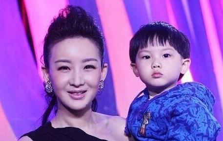 孙楠前妻近照曝光，为儿子复出拍戏再次走红，45岁依旧美艳动人