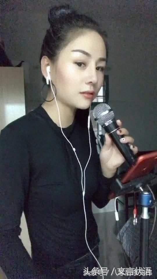 唱着《拥抱你离去》的花姐,演绎了许巍的《曾经的你》(附美照)