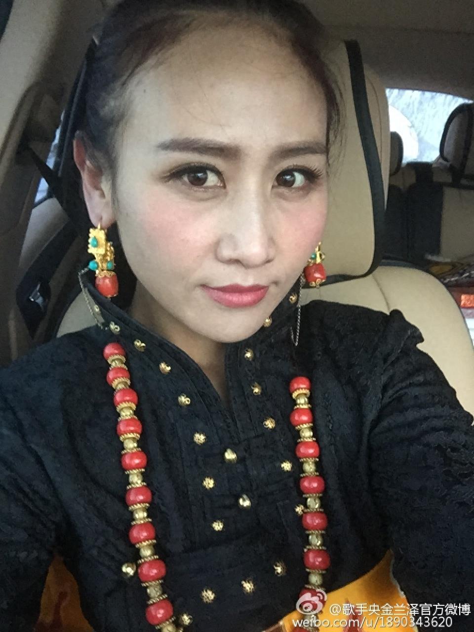 藏族歌手央金兰泽,《遇上你是我的缘》一曲成名,素颜非常漂亮