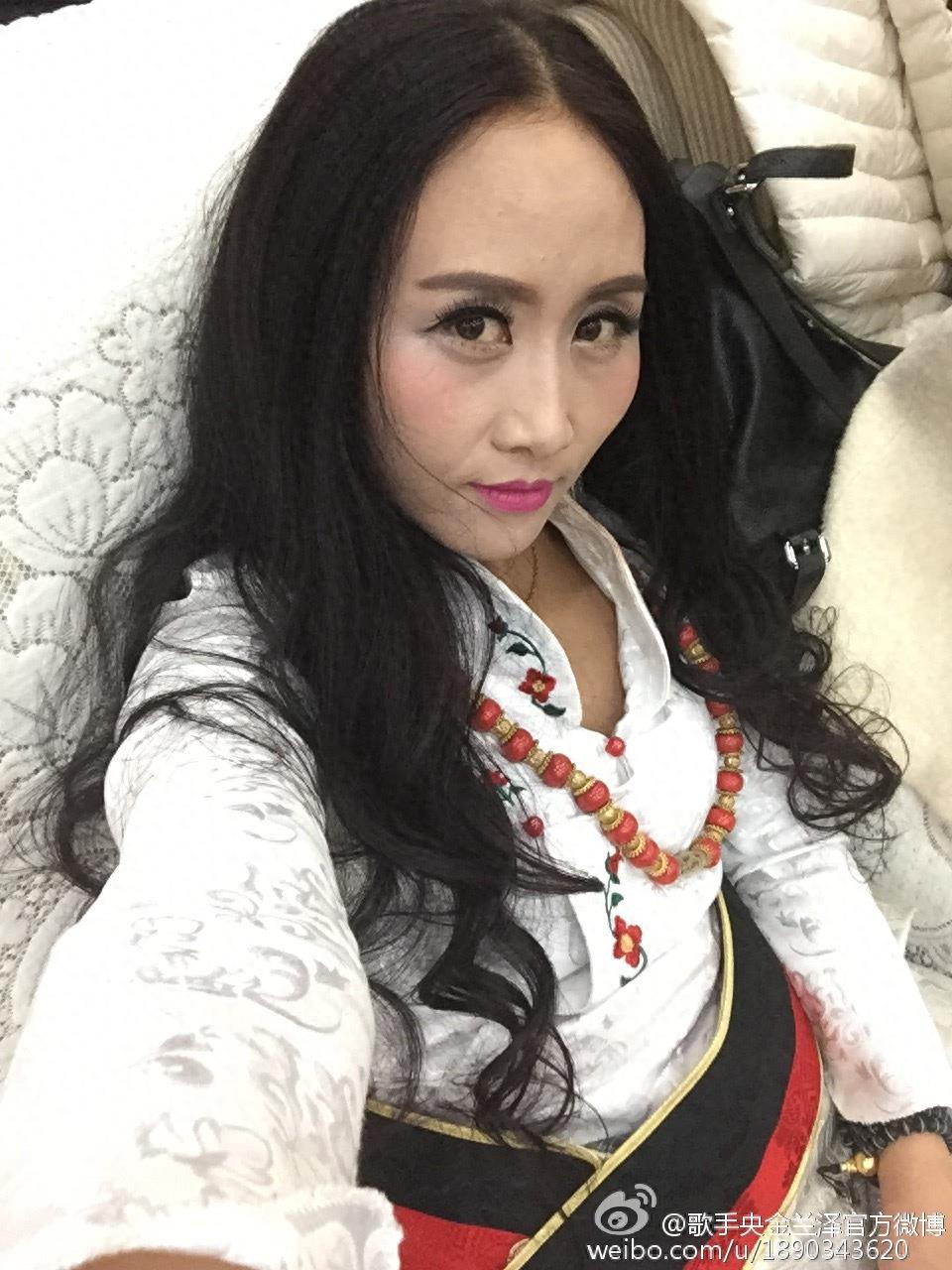 藏族歌手央金兰泽,《遇上你是我的缘》一曲成名,素颜非常漂亮