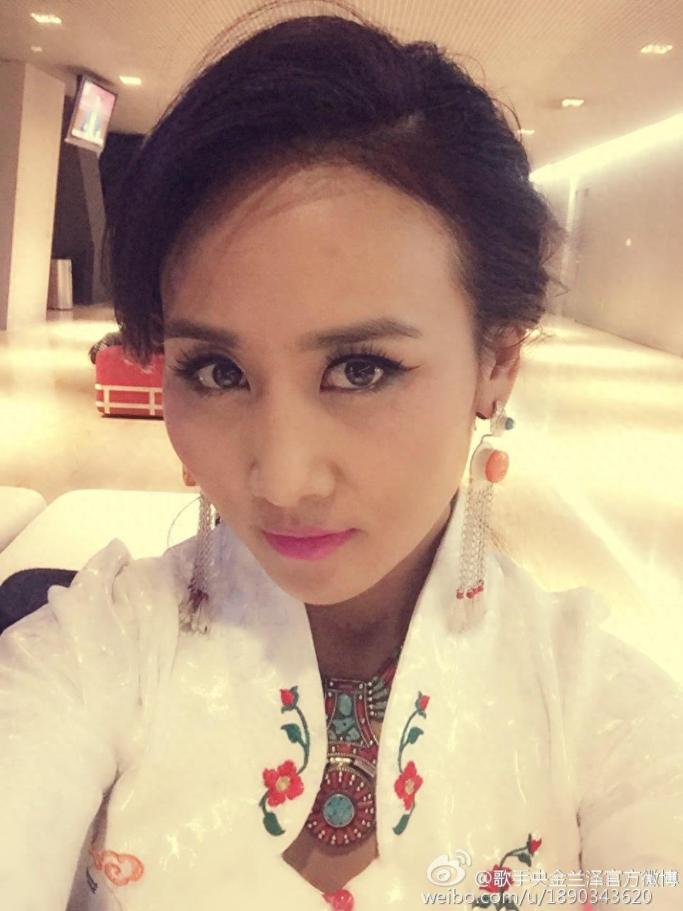 藏族歌手央金兰泽,《遇上你是我的缘》一曲成名,素颜非常漂亮