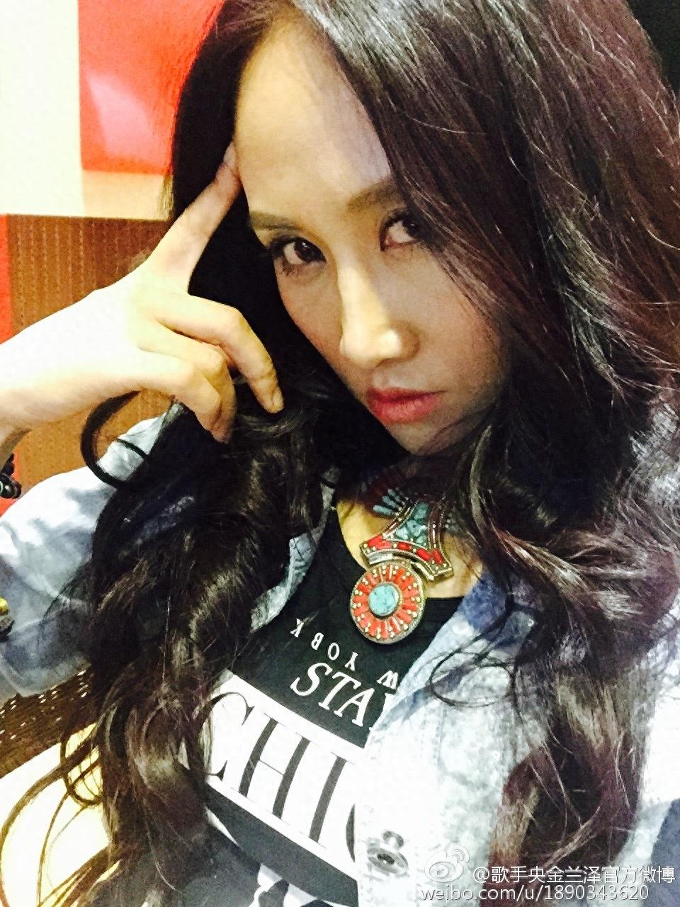 藏族歌手央金兰泽,《遇上你是我的缘》一曲成名,素颜非常漂亮