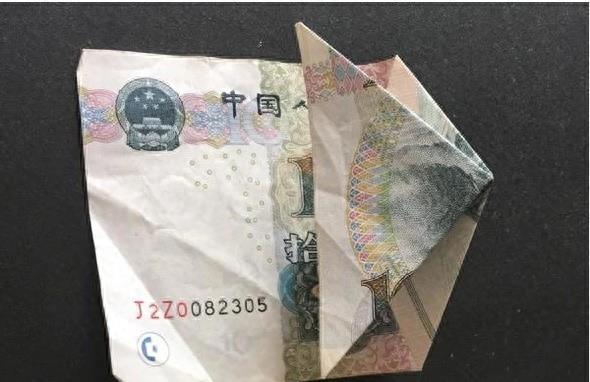用身边的纸钱也能折出好看的心形，赶快动手试试吧