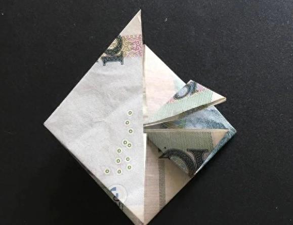 用身边的纸钱也能折出好看的心形，赶快动手试试吧