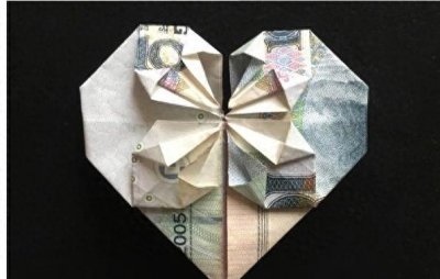 ​用身边的纸钱也能折出好看的心形，赶快动手试试吧