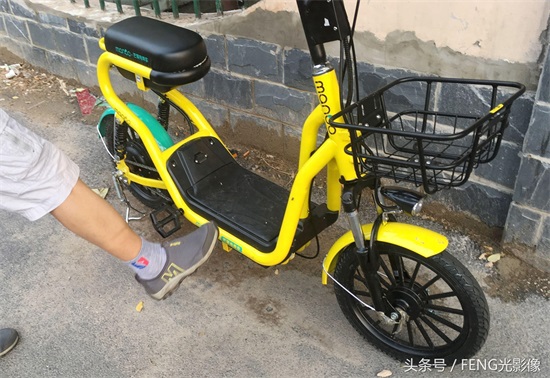 押金只需299元,新款共享电动车现身街头扫码骑走,引来送餐小哥关注