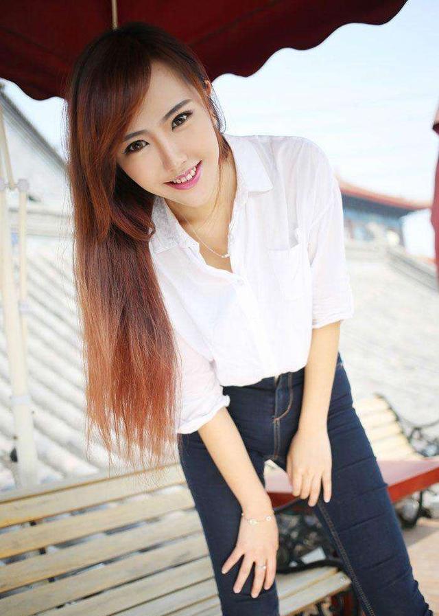 性感赵婉妮甜美笑容也不差,没赵丽颖笑的甜,但性感却不输她