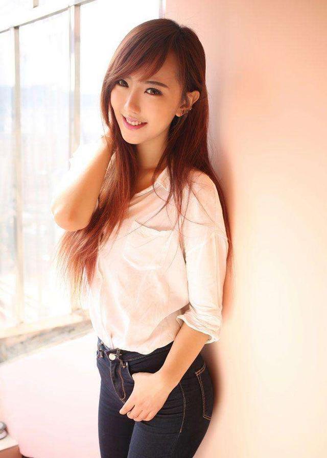 性感赵婉妮甜美笑容也不差,没赵丽颖笑的甜,但性感却不输她