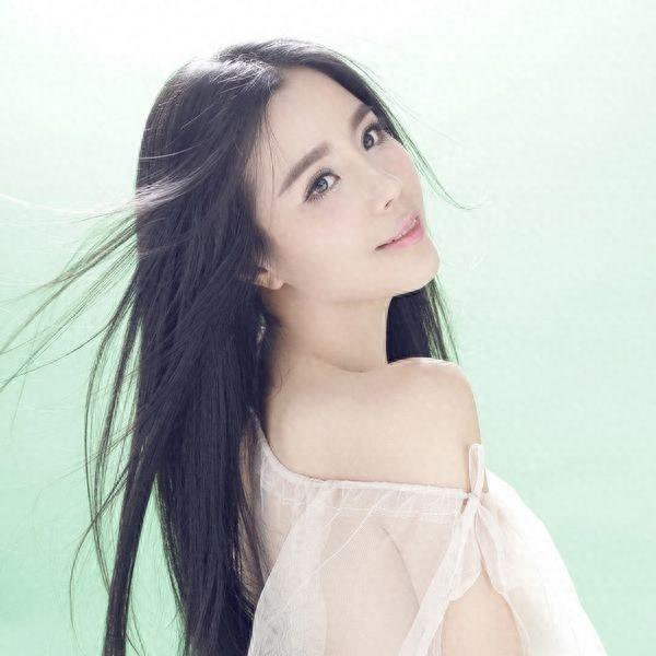 看到这些照片,明白90后网络歌手小凌走红的原因