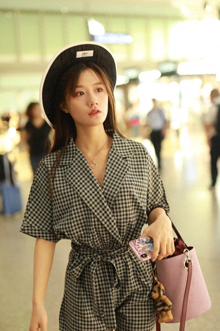 《创造101》陈意涵，格子短裙简单时髦，竹竿腿抢镜