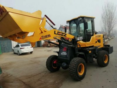 本人长年收购出售二手农用车，电话13869701470