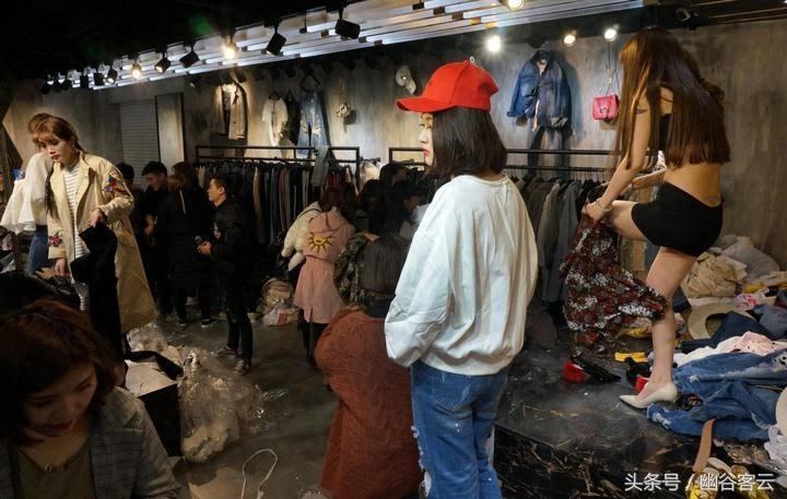 实拍服装城里的“穿版模特”:每分钟当众脱穿十余次 月收入过万